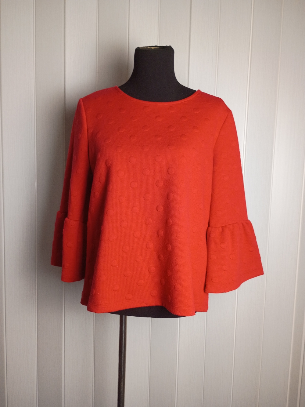 W5 Red Textured Bell-Sleeve Tunic Top - Picture 2 of 11